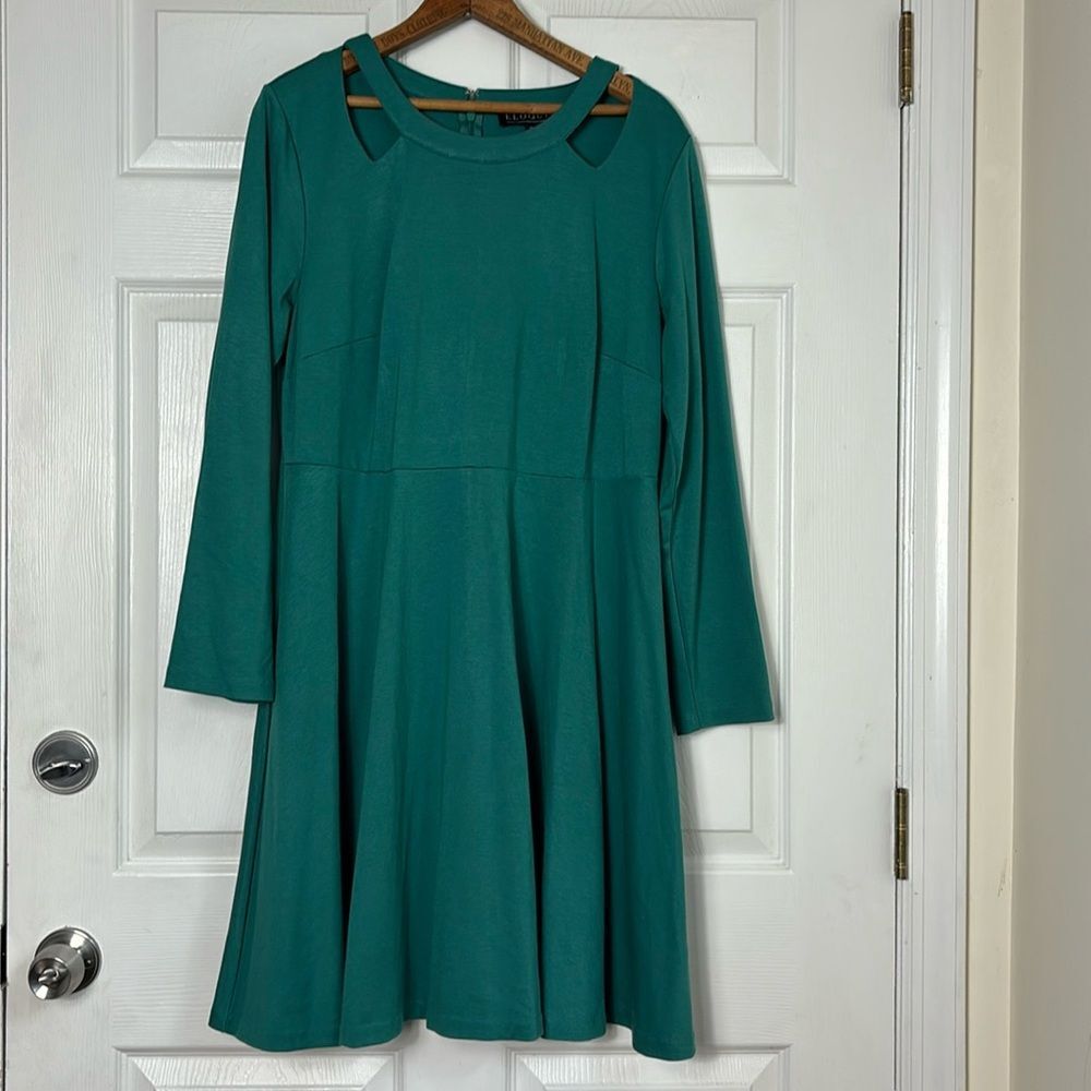 ELOQUII Green long sleeve dress shoulder cut out design size 14 midi knee length